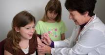 Stire din Sănătate : Vaccinul care previne cancerul  de col ar putea deveni obligatoriu