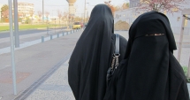 Interzicerea vălului islamic la locul de muncă este legală