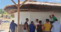 Stire din Eveniment : Scandal la Vama Veche, după ce mai multe baruri construite pe plajă fără autorizaţie au fost demolate