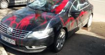 Stire din Eveniment : IMAGINEA ZILEI / Mașină vandalizată pe un bulevard din Constanța. "Nu i-a adus flori de 8 martie"