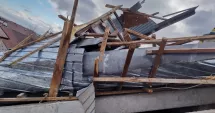 Stire din Eveniment : Rafale de aproape 100 km/h fac prăpăd. Acoperişul unui bloc a fost smuls de vânt