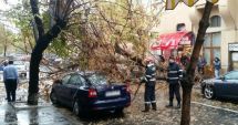 Stire din Social : Codul portocaliu de vânt a făcut prăpăd în țară. La Marea Neagră - manevrele în porturi suspendate