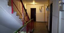 Stire din Eveniment : După o ceartă cu vecinul, un locatar a fost împins pe scări și târât până la parter