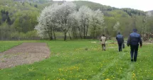 Stire din Eveniment : Adolescent de 15 ani găsit mort pe un câmp. Polițiștii au deschis o anchetă