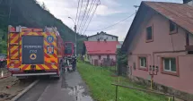 Stire din Eveniment : Pompierii au intervenit în zece gospodării din Bușteni după viitura care a lovit stațiunea