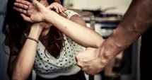 Stire din Eveniment : Atac violent în familie. Femeia a supraviețuit la limită după agresiune