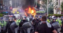 Stire din Actualitate : Marea Britanie se pregătește pentru o nouă seară de violențe ale extremei drepte. Au fost chemate să intervină și unitățile anti-tero