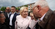 Stire din Social : Un bărbat i-a făcut declarații de dragoste, în genunchi, Vioricăi Dăncilă