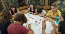 Stire din Cultură-Educație : Studenții străini  au învățat să facă  linguri din lemn