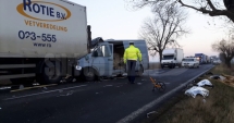 Stire din Eveniment : CARNAGIU PE ȘOSEA ÎN ACEASTĂ DIMINEAȚĂ! Doi tineri au murit după ce autoutilitara în care se aflau s-a lovit de un TIR