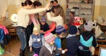Stire din Cultură-Educație : Voluntari veseli  la Școala gimnazială nr. 1 Poarta Albă
