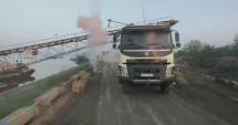 Stire din Tehnologie : VIDEO / Volvo a lansat o nouă reclamă spectaculoasă: O fetiță de 4 ani controlează un camion cu ajutorul unei telecomenzi