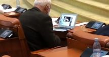 Stire din Eveniment : VIDEO. Varujan Vosganian, filmat în timp ce viziona un meci de box pe laptop în timpul dezbaterilor la buget