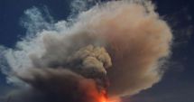 Stire din Actualitate : VIDEO. Imaginile zilei. Vulcanul Etna a iluminat cerul nocturn printr-o erupţie spectaculoasă