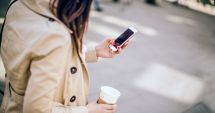 Stire din Tehnologie : AICI S-A AJUNS! Piste speciale pentru pietonii care merg cu ochii în telefon