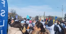 Stire din Cultură-Educație : Profesori din Constanța, în Piața Victoriei: „Nu renunțăm!” – protest față de austeritatea din educație