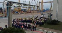 Stire din Economie : Protest spontan la Șantierul Naval Mangalia. Sute de angajați au oprit lucrul din cauza salariilor restante