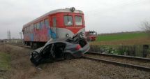 Stire din Social : Autoturism lovit de tren! Șoferul mașinii a murit pe loc
