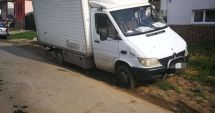 Stire din Eveniment : O fată de 14 ani a luat duba părinților ca să-și cumpere înghetață și a accidentat un pieton