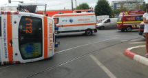 Stire din Eveniment : O ambulanță care transporta un pacient s-a răsturnat, după ce a fost lovită de un autoturism