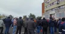 Stire din Social : Angajații Petromidia protestează în fața clădirii administrative