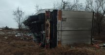 Stire din Eveniment : GALERIE FOTO. Scurgerile de combustibil, cauzate de accidentul rutier, continuă și la această oră