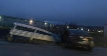 Stire din Eveniment : Trei răniţi, între care un copil, după ce un autoturism a derapat şi a intrat într-un parapet metalic