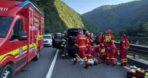 Bolovan prăbușit peste o mașină aflată în mers. Un bărbat este resuscitat după ce a rămas încarcerat