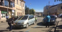 Stire din Eveniment : VIDEO. ȘOCANT. Mamă și copil loviți pe trecerea de pietoni. Șoferul, începător de 70 de ani