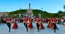 Stire din Cultură-Educație : Ansamblul „Qarasu” a dus folclorul tătăresc la Festivalul „Vasluiul Medieval”