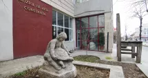 Stire din Cultură-Educație : Expoziția „ARTEFAPTE” aduce la Constanța dialogul dintre costumul de epocă și moda contemporană