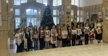 Stire din Cultură-Educație : Elevii de la Școala nr. 39 i-au colindat pe specialiștii Bibliotecii Județene „Ioan N. Roman“