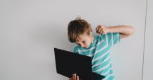 Stire din Social : Îngrijorător. Jumătate dintre copii petrec peste şase ore pe zi în mediul digital