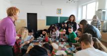 Stire din Cultură-Educație : Elevii Colegiului Economic Mangalia au creat decorațiuni pentru Crăciun din materiale reciclabile