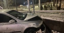 Stire din Eveniment : Doi şoferi care consumaseră alcool au intrat cu maşinile în gard! Unul dintre ei era şi drogat