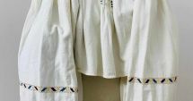 Stire din Cultură-Educație : Cămașă de fată din secolul XX, exponatul săptămânii, la Muzeul de Artă Populară