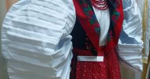 Stire din Cultură-Educație : Expoziție de costume tradiționale din colecția privată Emilian Madoșă, la Muzeul de Artă Populară