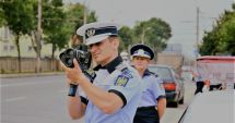 Stire din Eveniment : Zeci de ȘOFERI VITEZOMANI, depistați pe șoseaua care leagă Constanța și Tulcea, lăsați fără permisele auto