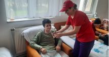 Stire din Social : Mărţişoare şi flori pentru bolnavi şi bunicuţele Centrului de Îngrijiri Poarta Albă