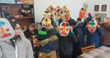 Stire din Cultură-Educație : Elevii au învățat să confecționeze măști tradiționale de Anul Nou