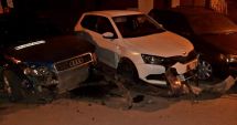 Stire din Eveniment : PRĂPĂD: ȘASE MAȘINI PARCATE, FĂCUTE PRAF! Șoferul a fugit!