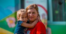 Stire din Social : Statistici alarmante. 46% dintre părinți pleacă din România din motive financiare