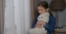 Stire din Social : Trista realitate! Peste 8.000 de copii din România au ambii părinți plecați la muncă în străinătate
