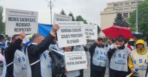 În ciuda ploii, protest de amploare al sindicaliștilor din Educație, în Piaţa Victoriei din Bucureşti