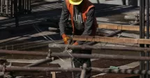 Stire din Social : Salariul minim crește din iulie, pentru sute de mii de români