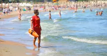 Stire din Social : Peste o sută de salvamari veghează zilnic pe plajele din Constanța și Mamaia
