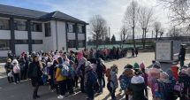 Stire din Cultură-Educație : S-a dat startul concursului „10 cu Felicitări pentru colectarea separată”, în curtea Școlii Nr. 8