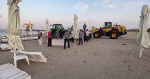 Sector de plajă din Constanţa eliberat de șezlongurile și umbrele amplasate ilegal