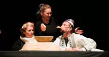 Stire din Cultură-Educație : „Jocuri în ograda bunicilor“, spectacol pentru cei mici, la Teatrul „Căluțul de Mare“