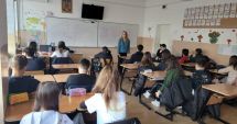 Stire din Eveniment : Sute de elevi constănţeni, faţă în faţă cu poliţiştii. Violenţa şi drogurile, subiectele discuţiilor